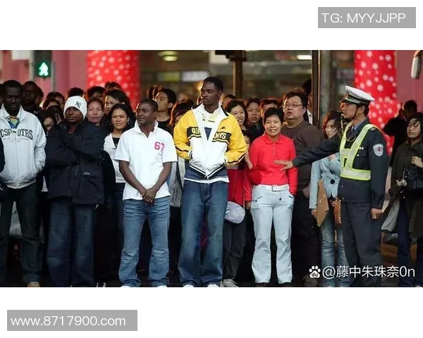 白人和黑人足球明星的传奇搭档与球场上的精彩瞬间 白人和黑人足球明星的传奇搭档与球场上的精彩瞬间